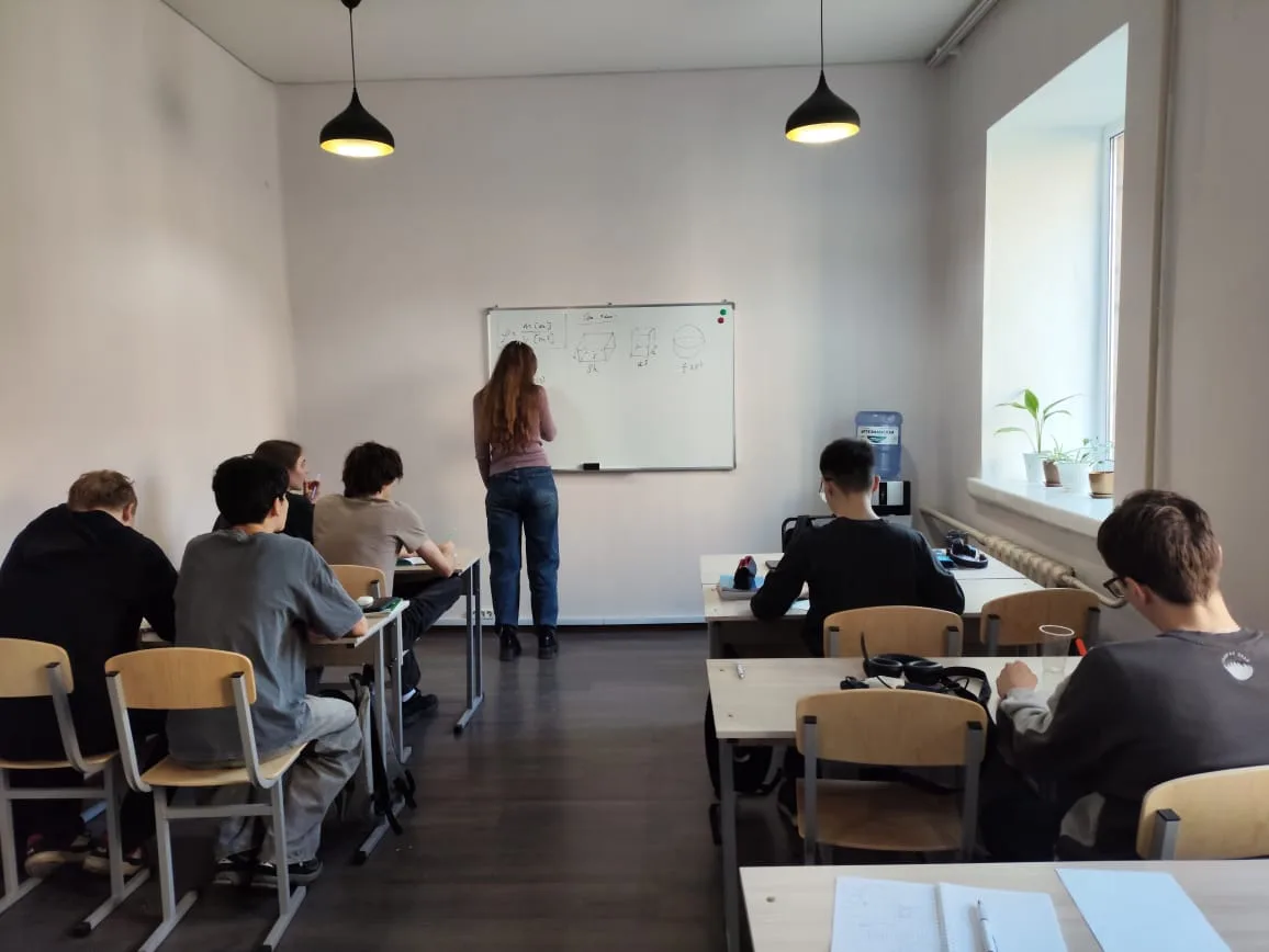 Занятие по подготовке к ЕНТ в образовательном центре UMAI GROUP в Алматы