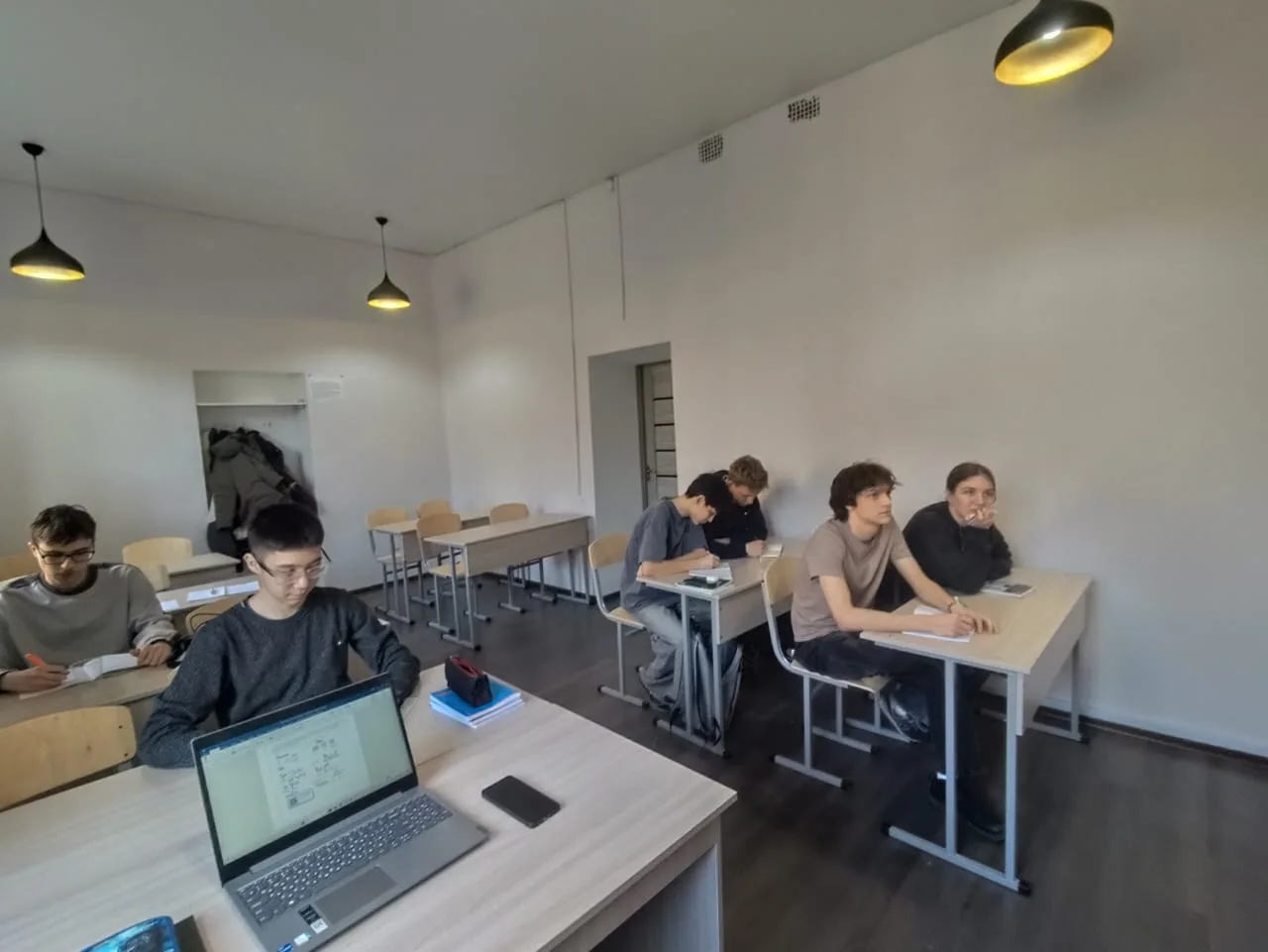 Ученики UMAI GROUP на занятии в малой группе