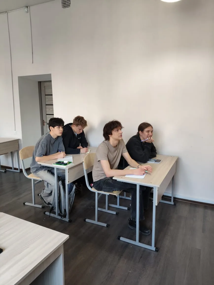 Преподаватель UMAI GROUP разбирает задание с учеником